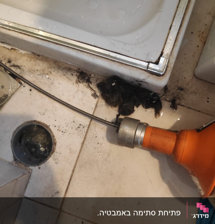 כלי עבודה לניקוי סתימות ליד מקלחת